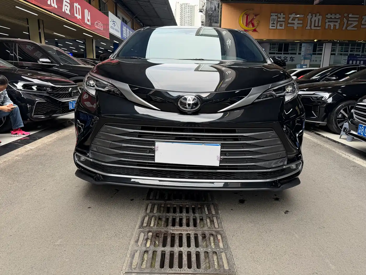Toyota Sienna 2024 2.5L Hybrid Luxury Edition фото 2