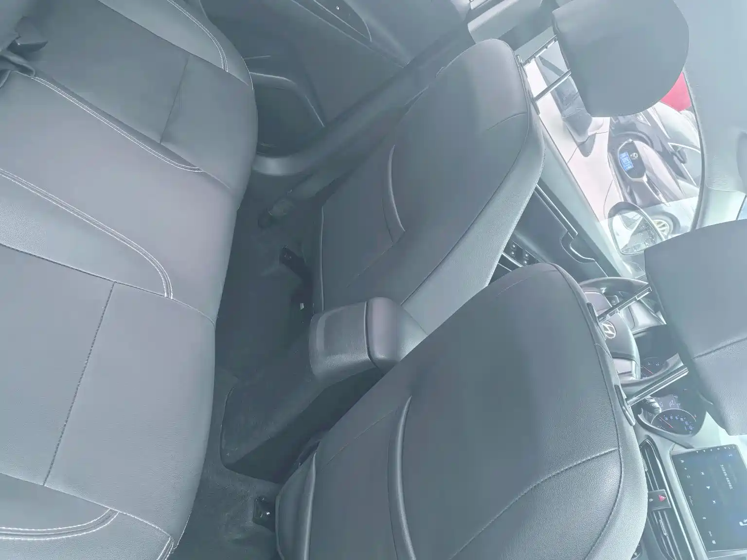 Photo 8 - Hyundai Elantra