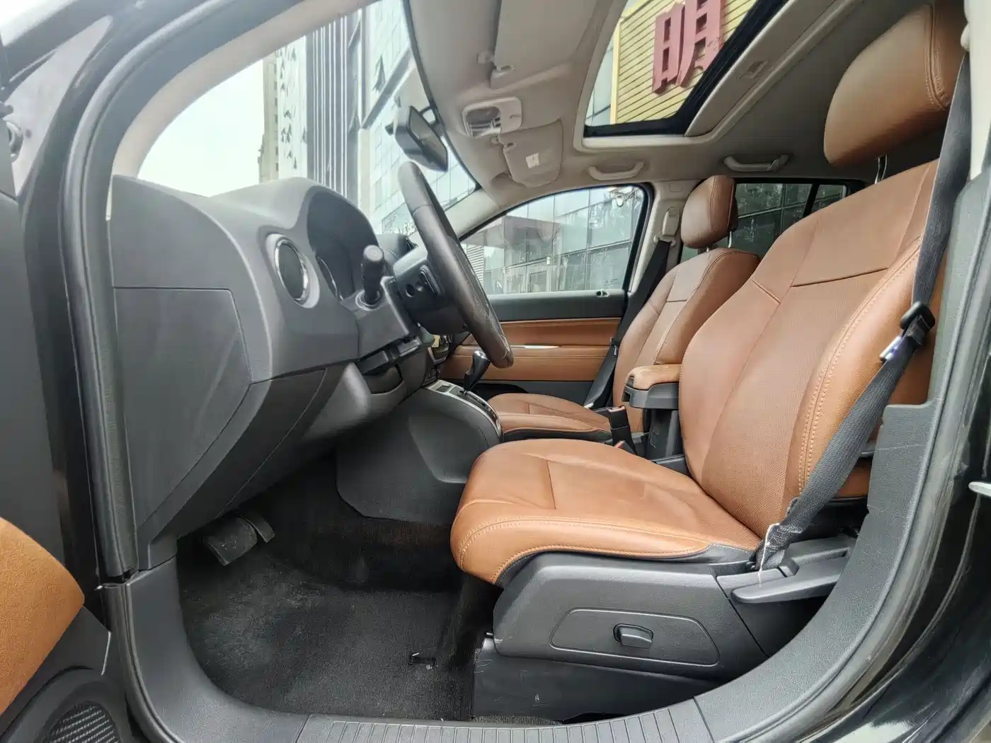 Photo 7 - Jeep Compass (Import)