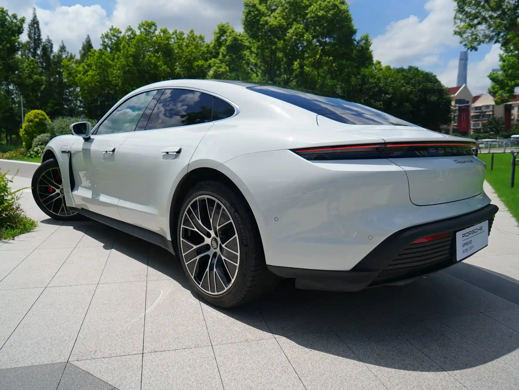 Photo 17 - Porsche Taycan