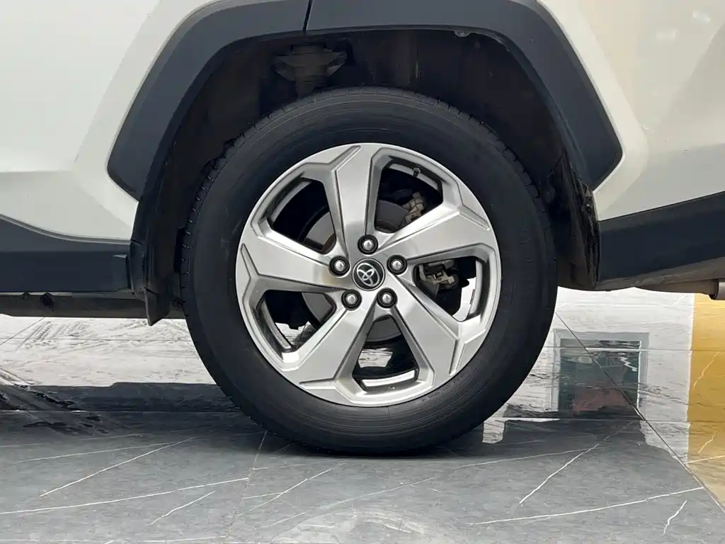 Фото 23 - Toyota RAV4