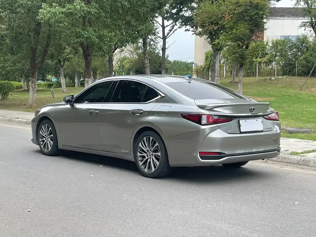 Фото 5 - Lexus ES