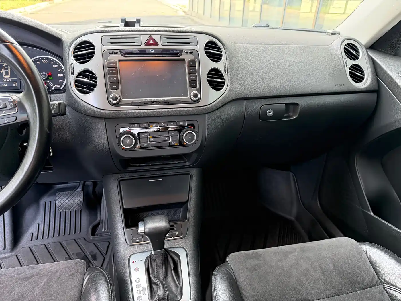Volkswagen Tiguan 2010 2.0TSI Automatic AWD Flagship Navigation фото 11