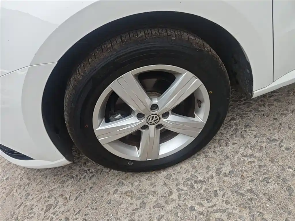 Volkswagen Lavida 2017 1.6L Manual Trend Edition фото 23