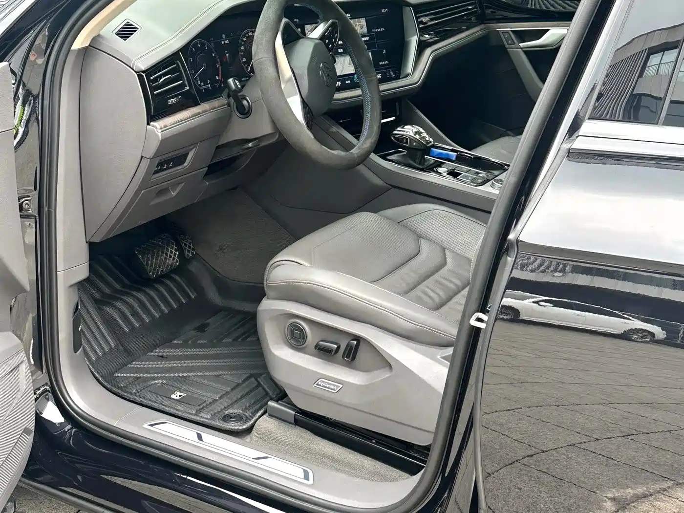 Volkswagen Touareg 2021 3.0TSI R-Line Classic Sport Package фото 5