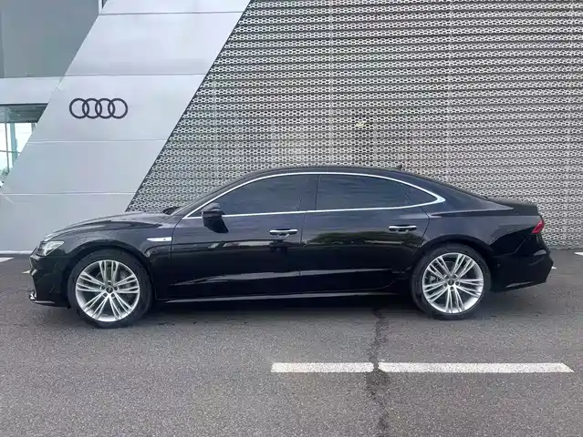 Audi A7L 2025 Model Year 45 TFSI quattro Premium — фото 2