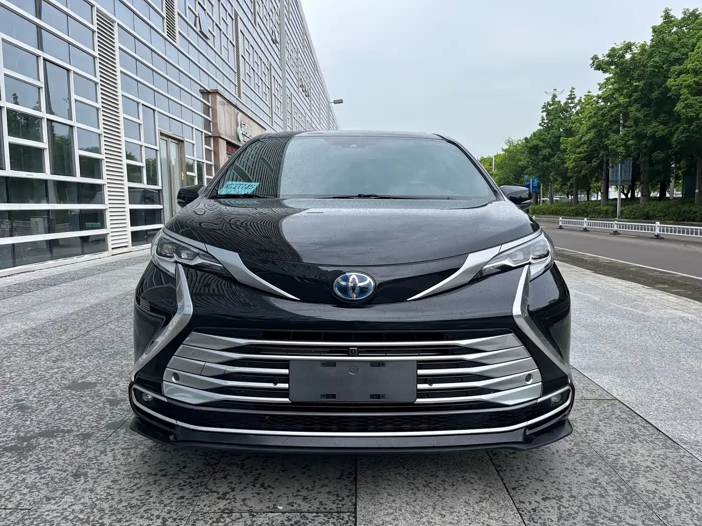 Toyota Sienna 2021 2.5L Hybrid Platinum Edition фото 2