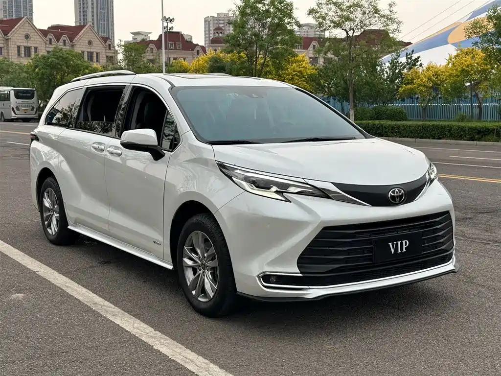 Toyota Sienna 2024 2.5L Hybrid Comfort Edition фото 2