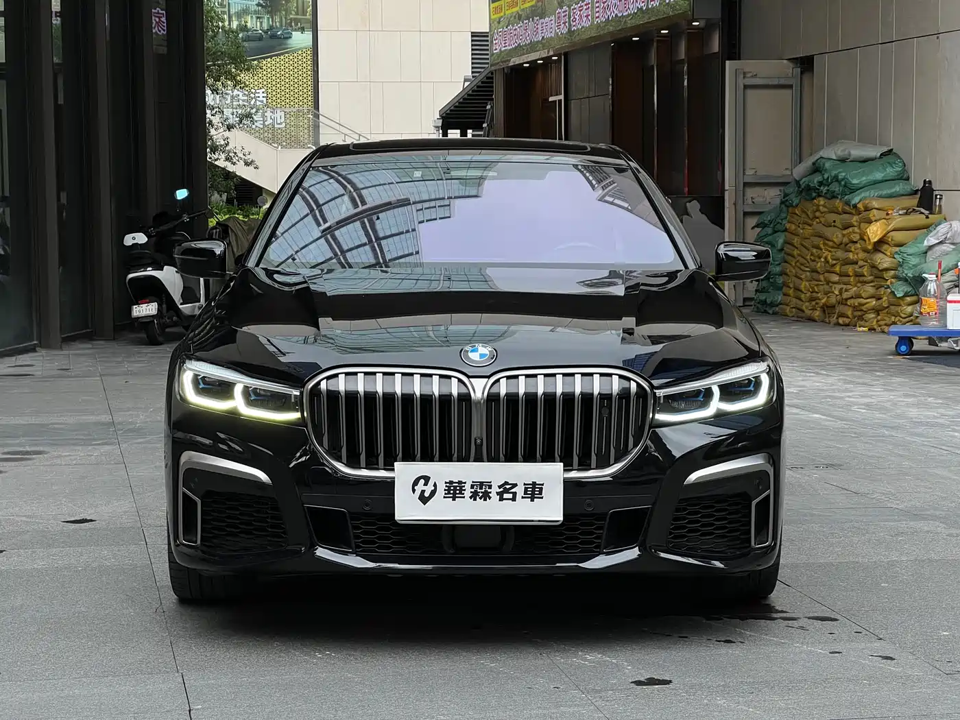 Photo 2 - BMW 7 Series