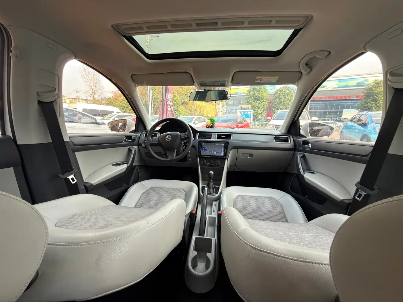 Škoda Rapid 2016 1.6L Automatic Pioneer Edition фото 9