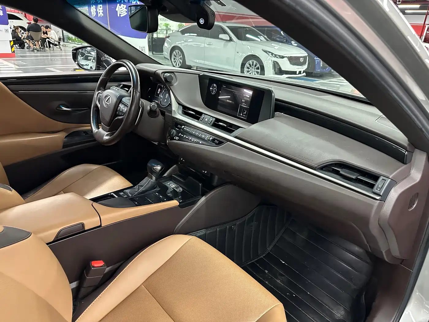 Фото 16 - Lexus ES