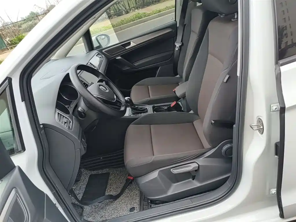 Volkswagen Golf Sportsvan 2018 1.6L Automatic Comfort фото 15