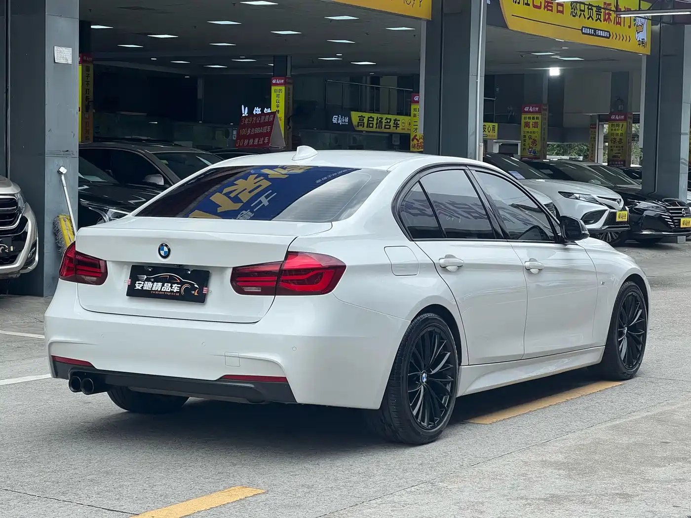 BMW 3 Series 2019 320i M Sport Black Night Edition фото 4