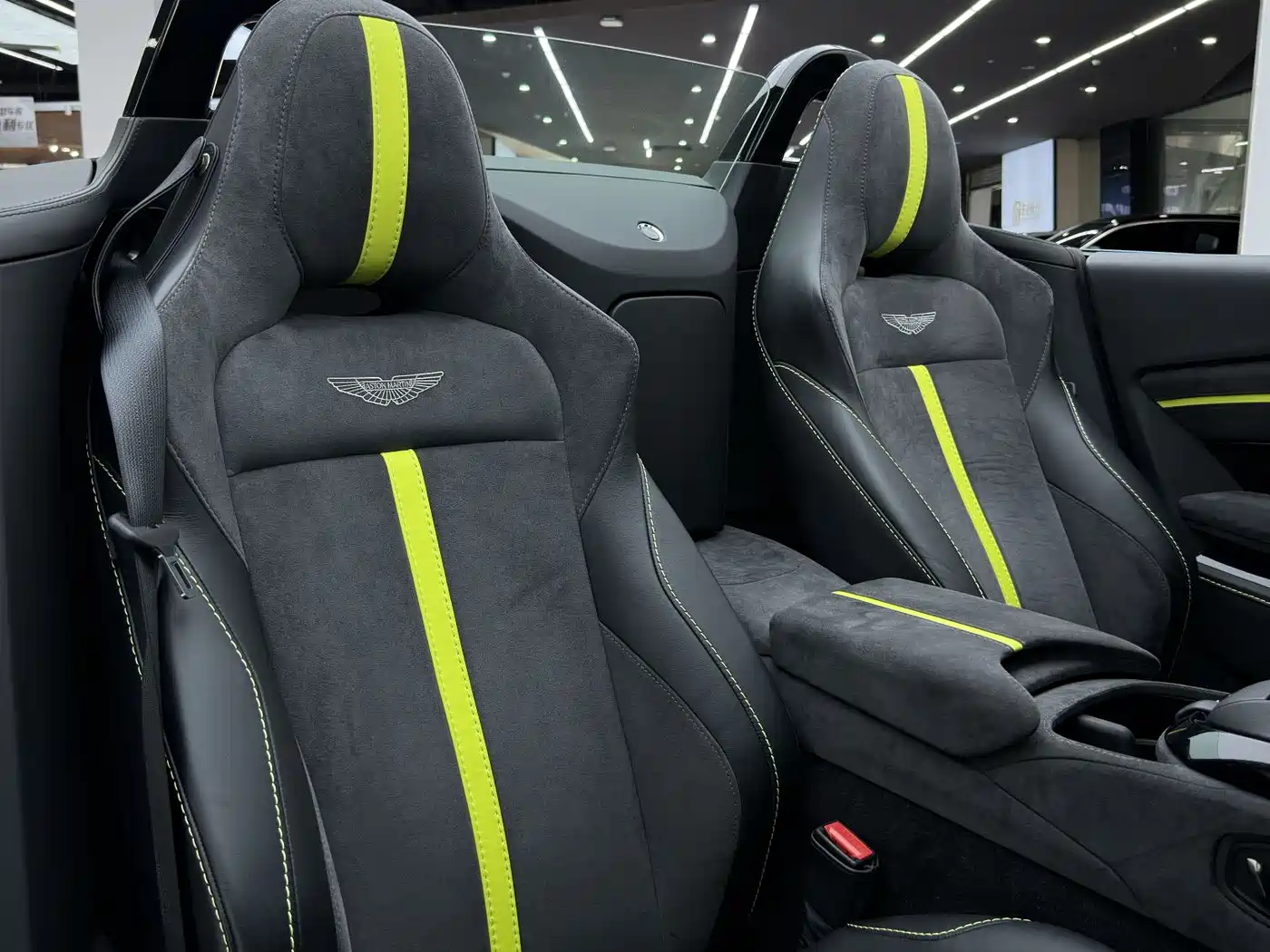 Aston Martin V8 Vantage 2022 4.0T V8 F1 Edition Roadster фото 18