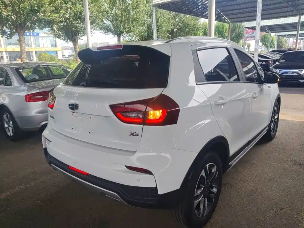 Фото 7 - Geely Vision X3