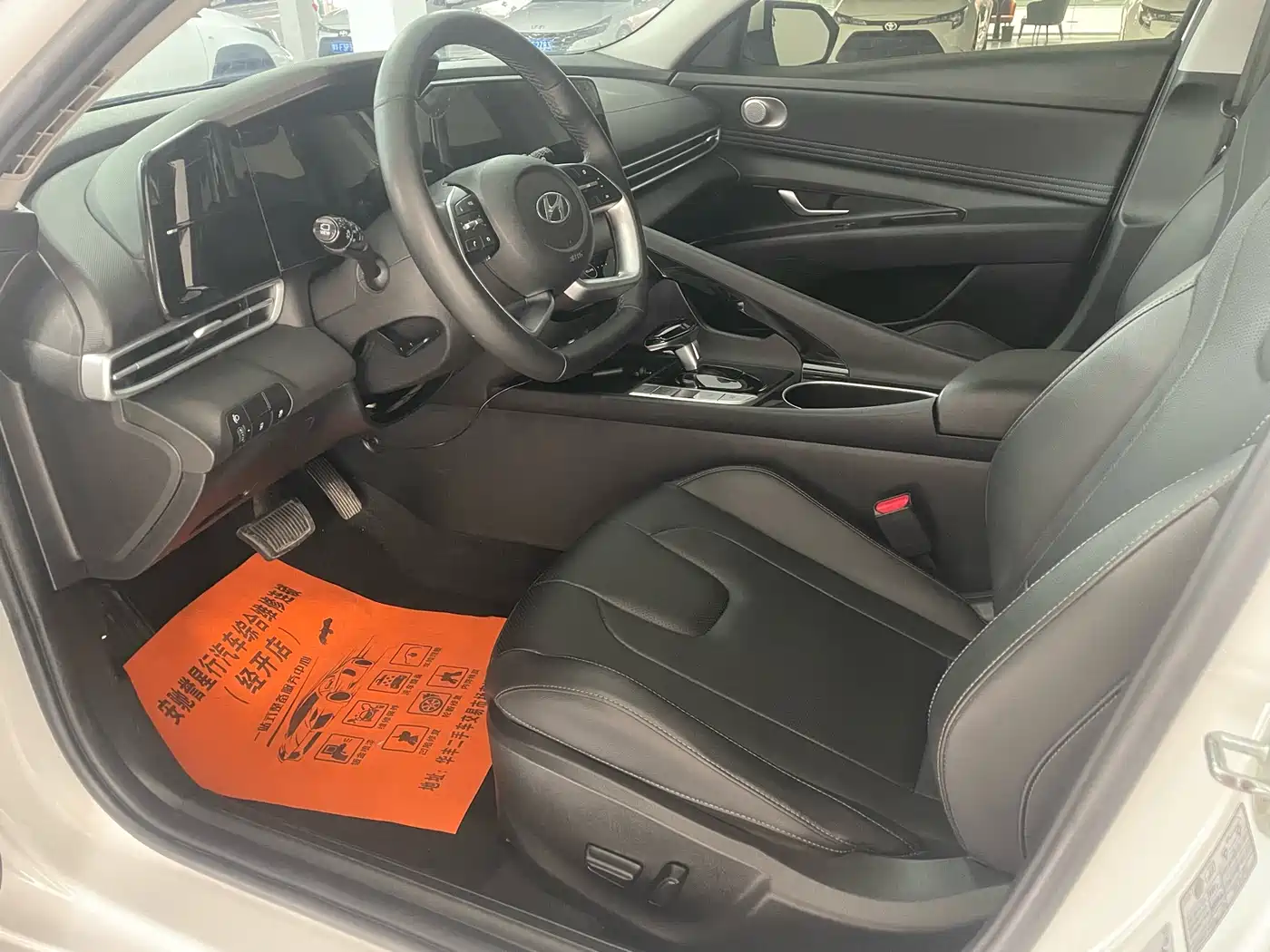 Hyundai Elantra 2022 1.5L CVT LUX Premium Edition фото 7