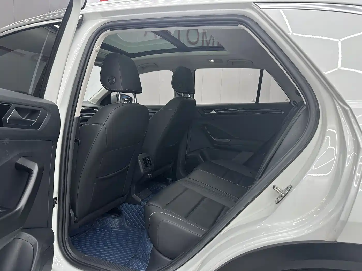 VOLKSWAGEN T-ROC EXPLORING SONGS