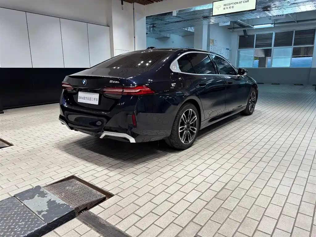 BMW 5 Series 2024 525Li M Sport Package фото 7