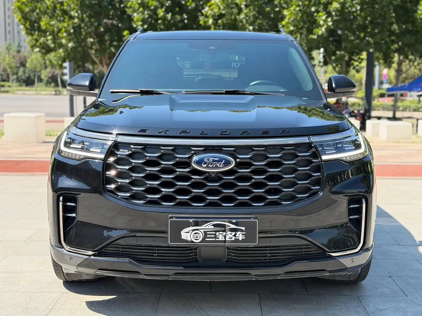 Фото 2 - Ford Explorer