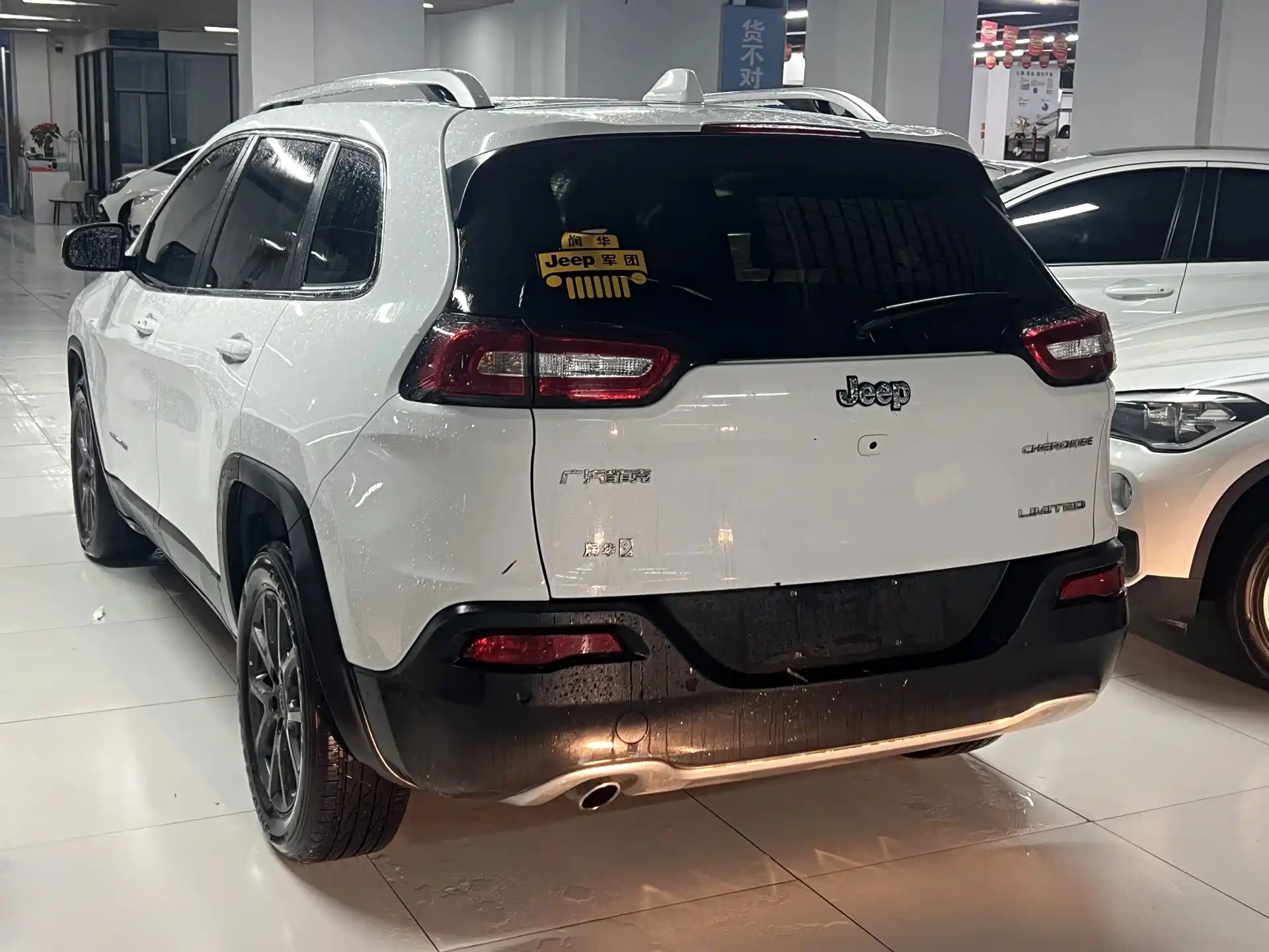 Photo 4 - Jeep Cherokee