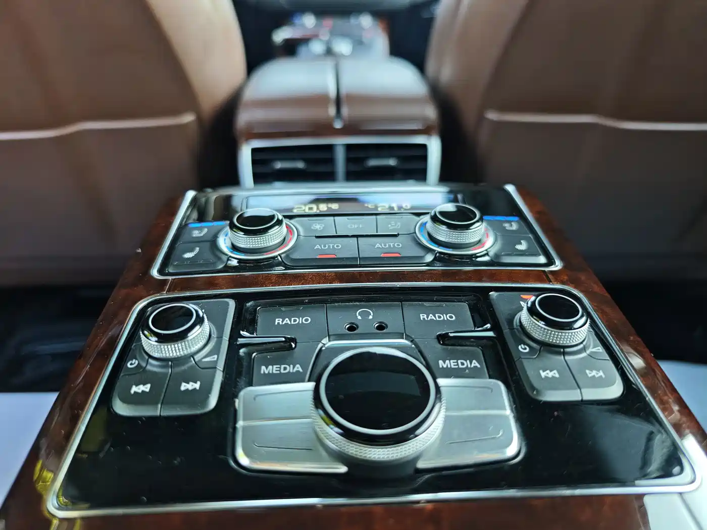 Photo 8 - Audi A8