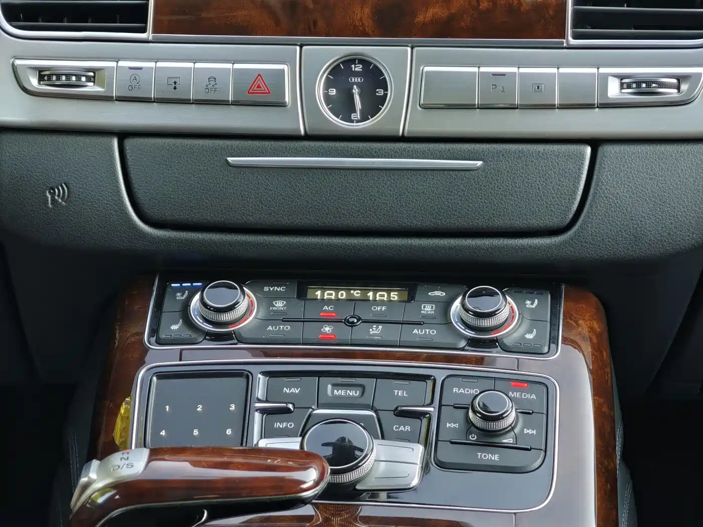 Photo 22 - Audi A8