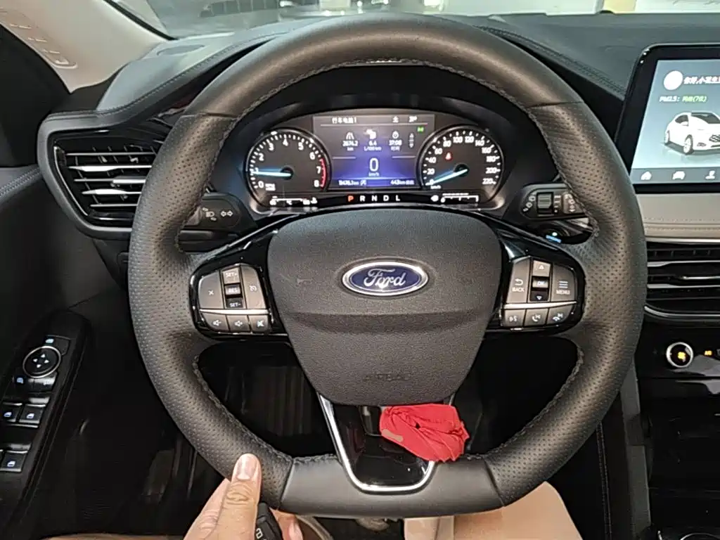 Фото 11 - Ford Escape