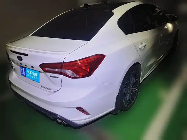 Ford Focus 2020 Sedan EcoBoost 180 Automatic ST Line — фото 2