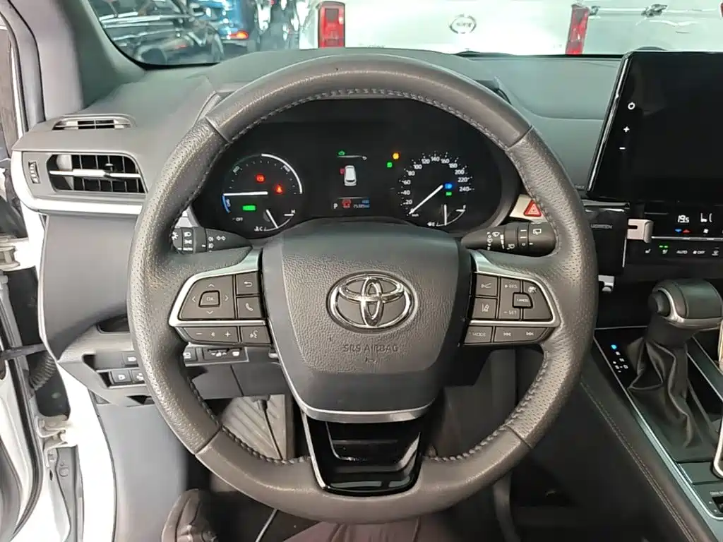 Фото 11 - Toyota Sienna