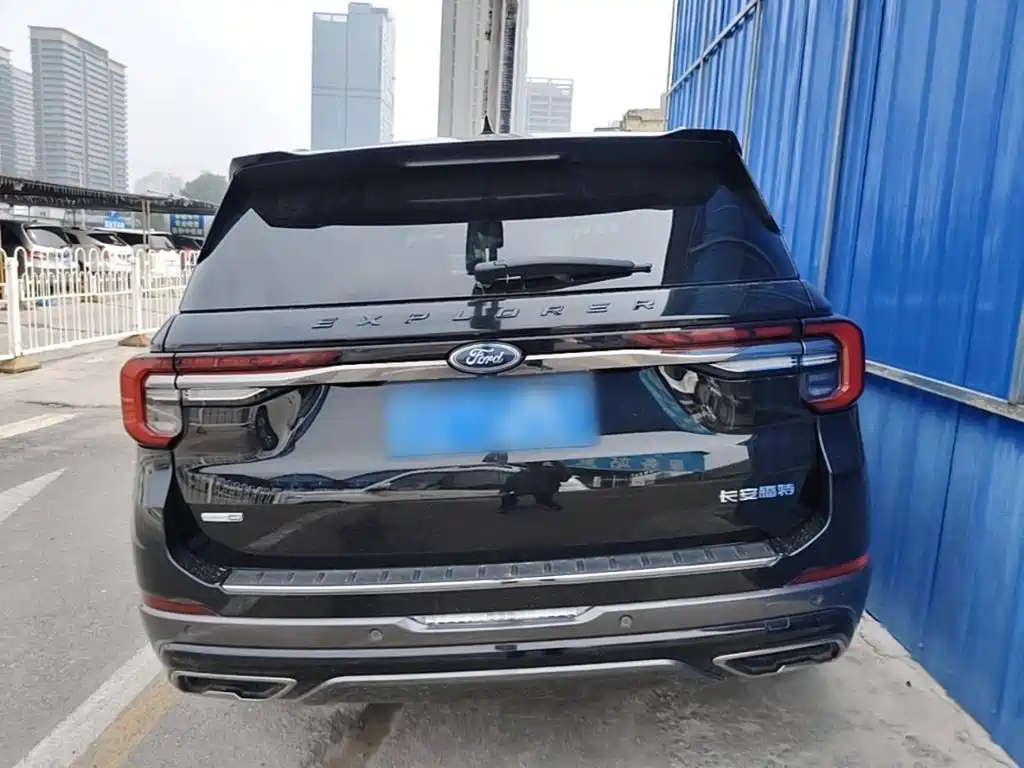 Photo 6 - Ford Explorer
