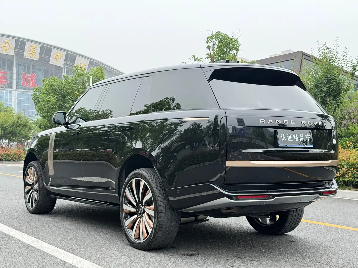 Land Rover Range Rover 2023 3.0 L6 400PS Golden Age 7-Seater Long Wheelbase фото 6