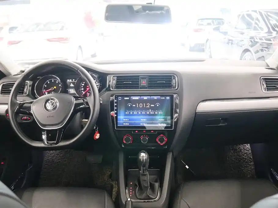 Volkswagen Sagitar 2015 230TSI Automatic Comfort фото 5