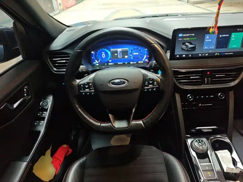 Photo 11 - Ford Escape