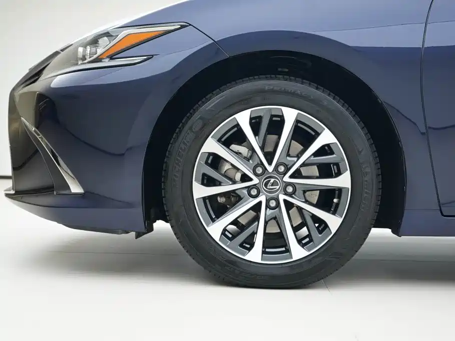 Фото 14 - Lexus ES