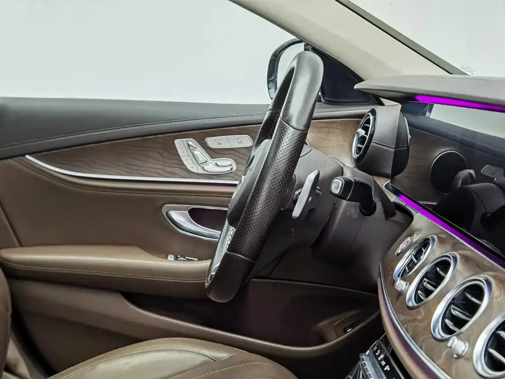 Photo 22 - Mercedes-Benz E-Class