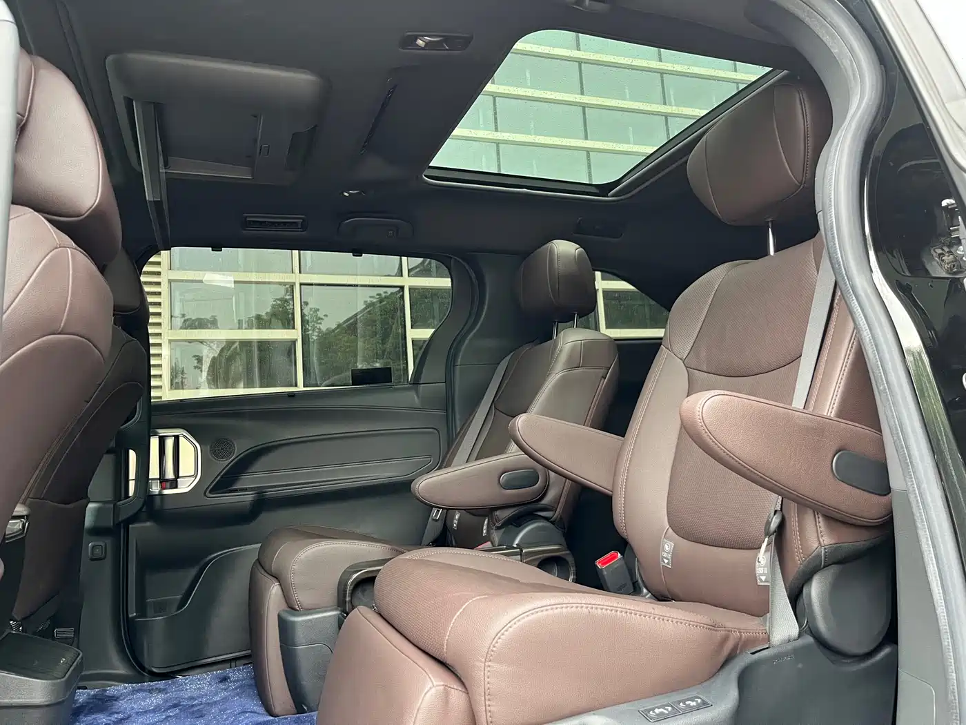 Toyota Sienna 2021 2.5L Hybrid Platinum Edition фото 10