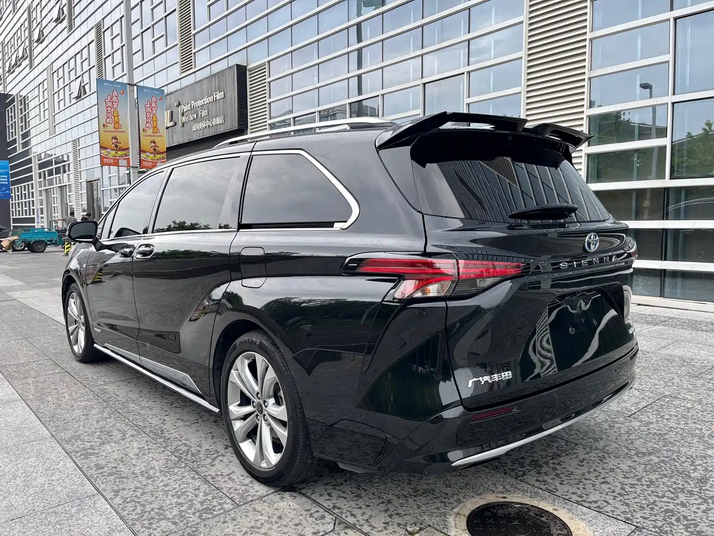 Toyota Sienna 2021 2.5L Hybrid Platinum Edition фото 4