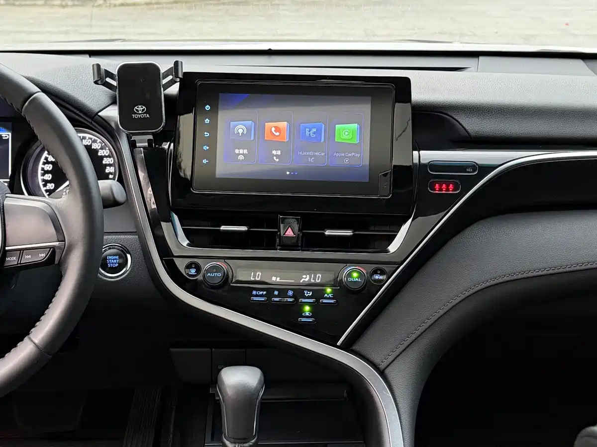 Фото 8 - Toyota Camry