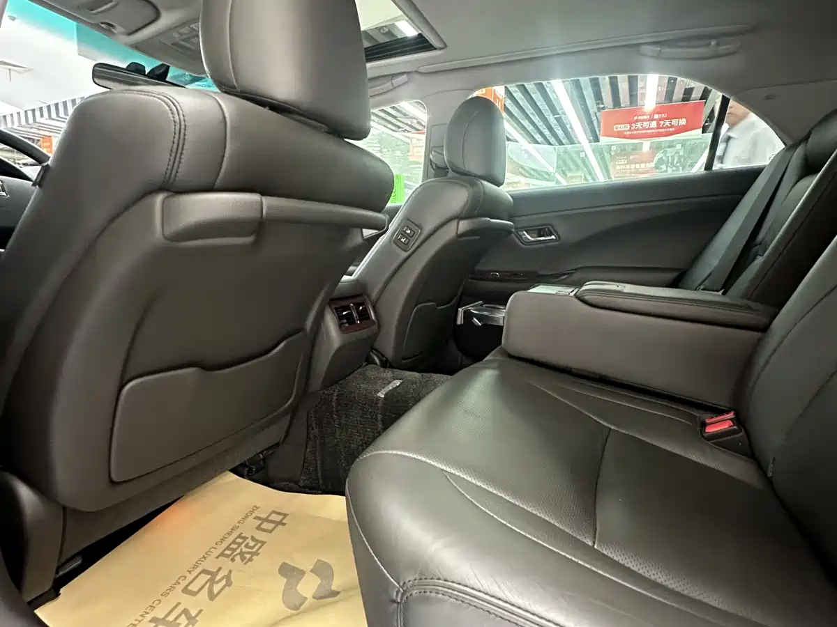 Toyota Crown 2010 3.0L Royal Saloon фото 32