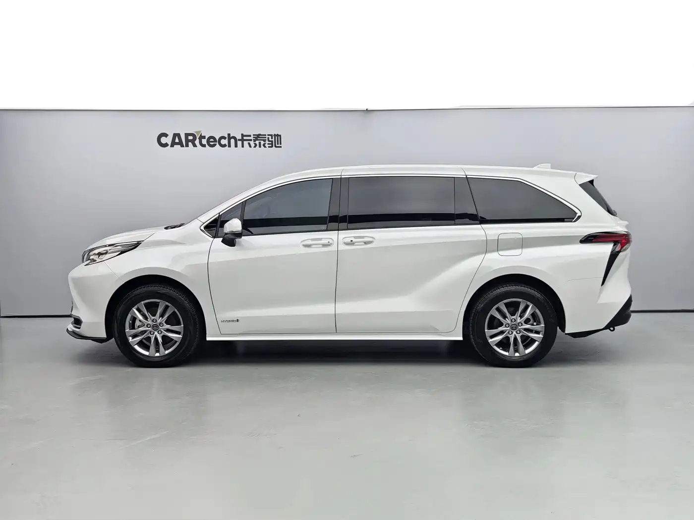 Toyota Sienna 2023 2.5L Hybrid Comfort Edition фото 3