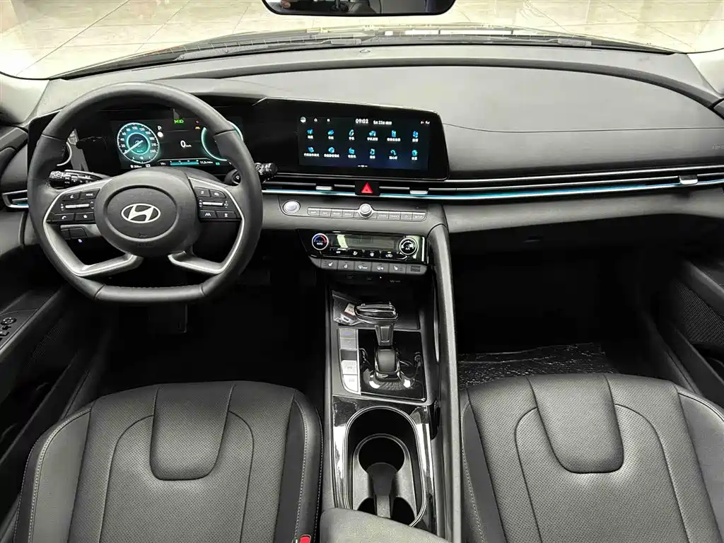 Hyundai Elantra 2023 1.5L CVT TOP Flagship Edition фото 2