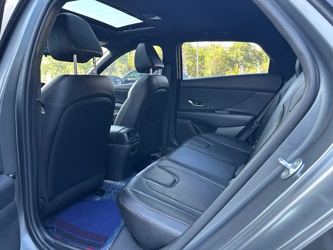 Hyundai Elantra 2022 1.5L CVT LUX Premium Edition фото 5
