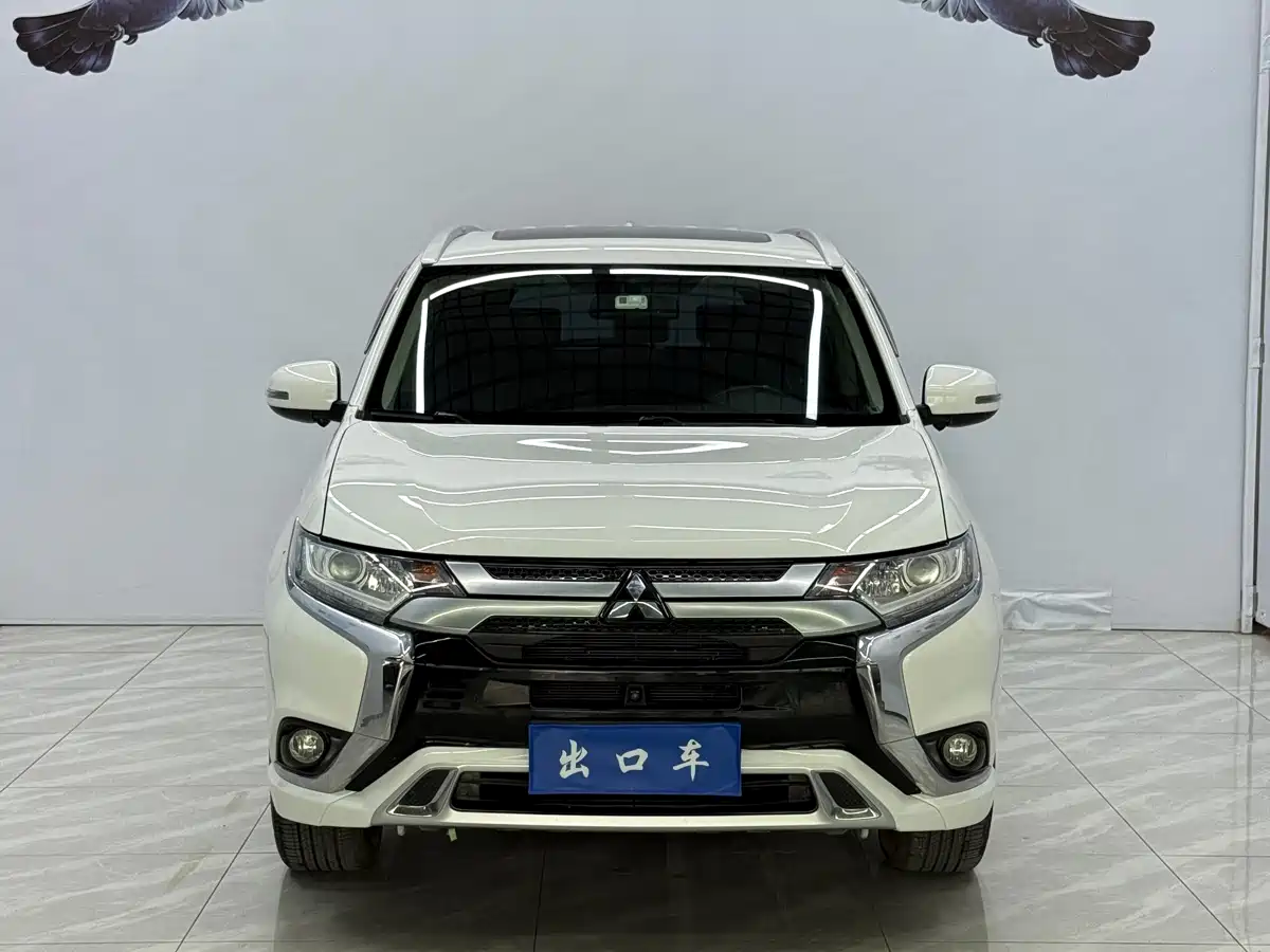 Mitsubishi Outlander 2021 Facelift 2.0L 2WD Premium Edition 7-Seater фото 2