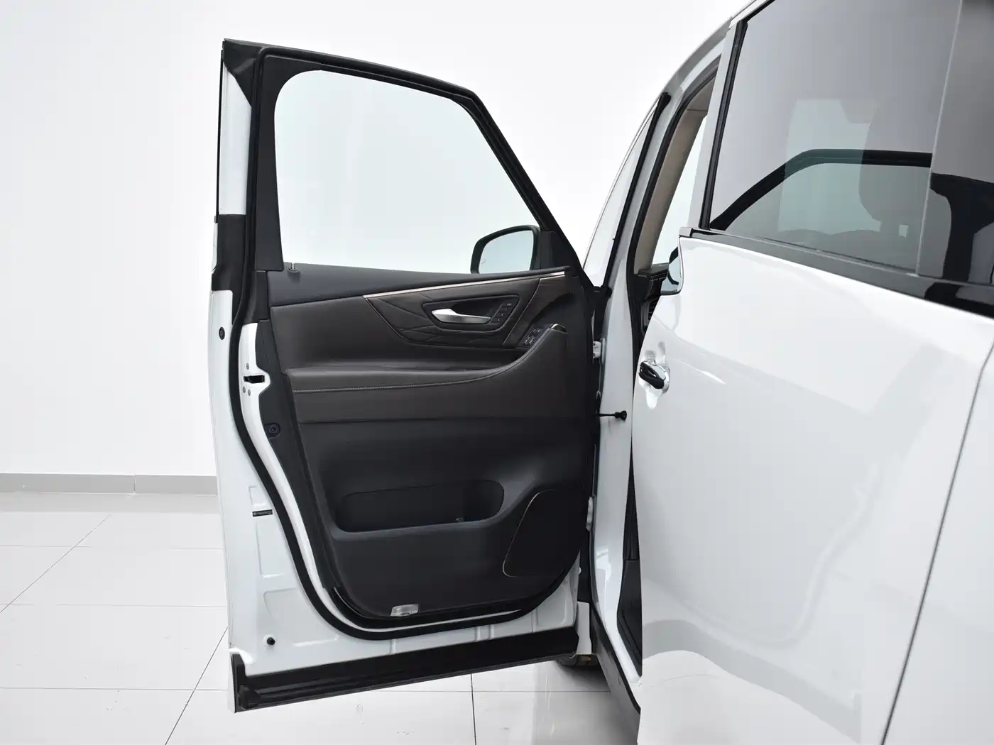 Toyota Vellfire 2024 Crown Hybrid 2.5L Executive Premium Edition фото 19
