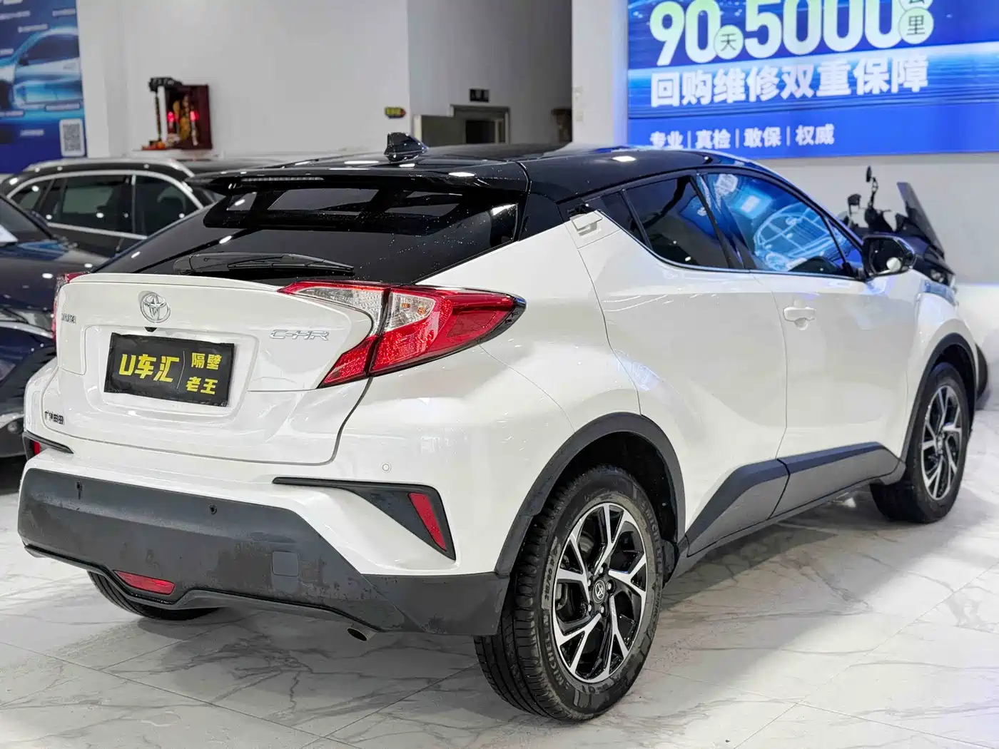 Toyota C-HR 2018 2.0L Leading Sunroof Edition V фото 7