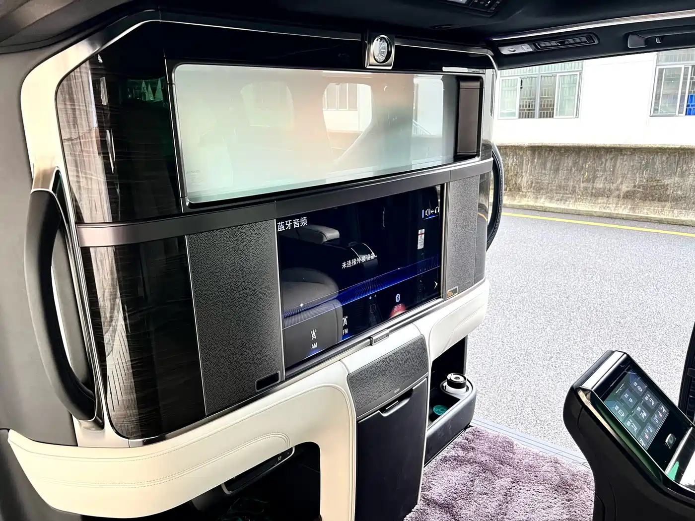Lexus LM 2020 300h 4-Seat Imperial Edition фото 23