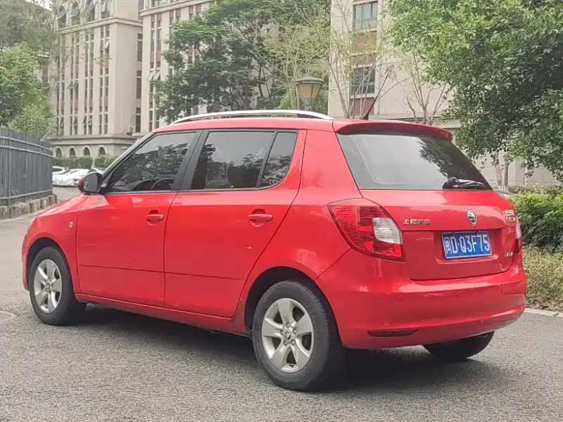 Škoda Fabia 2014 1.4L Automatic Crystal Edition фото 8