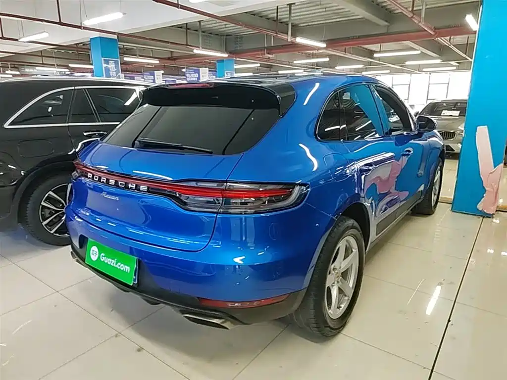 PORSCHE MACAN