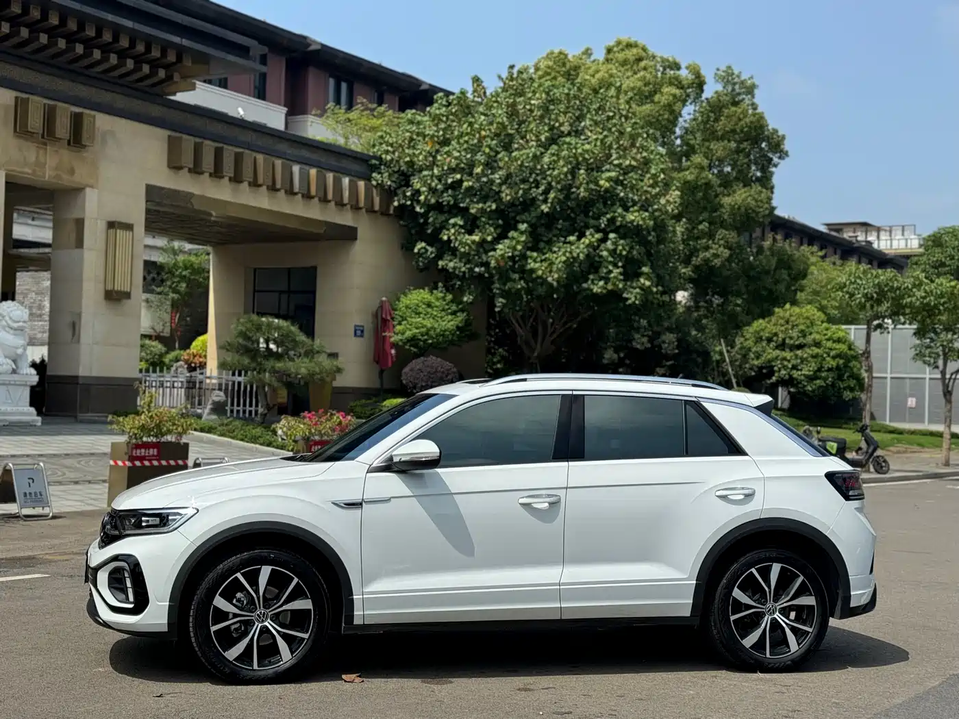 VOLKSWAGEN T-ROC EXPLORING SONGS