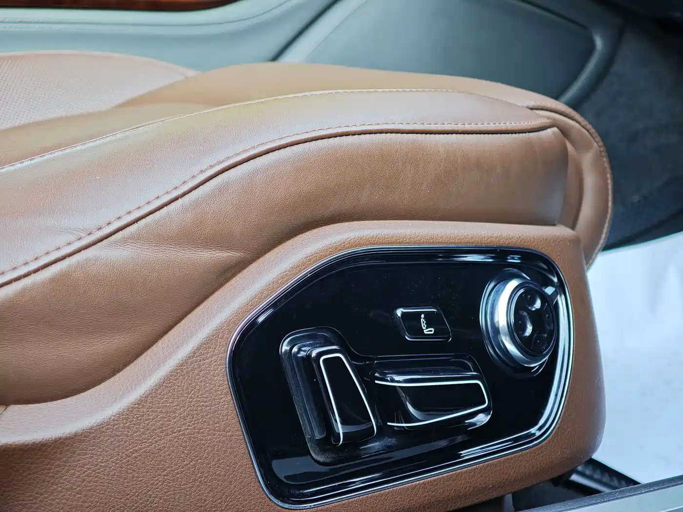 Photo 16 - Audi A8